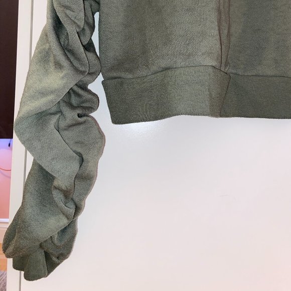 Slight Cropped Sweater || Sage Green - Picture 5 of 5